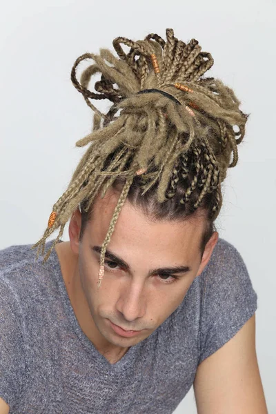 Atractiva Modelo Rubia Masculina Con Combinación Trenzas Rastas Posando Estudio —  Fotos de Stock