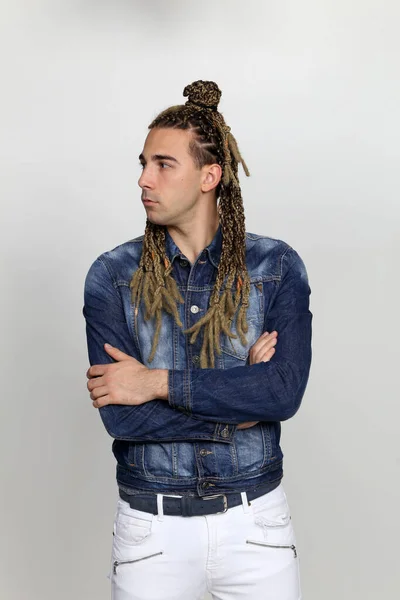 Attraente Bionda Modello Maschile Con Combinazione Trecce Dreadlocks Posa Studio — Foto Stock