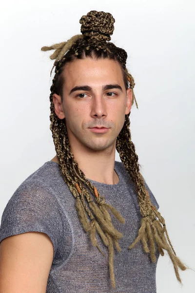 Atractiva Modelo Rubia Masculina Con Combinación Trenzas Rastas Posando Estudio — Foto de Stock