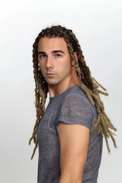 Aantrekkelijk Blond Mannelijk Model Met Combinatie Van Vlechten Dreadlocks Poserend — Stockfoto