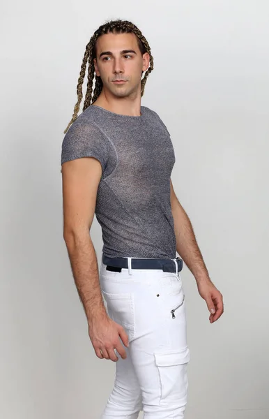 Atractiva Modelo Rubia Masculina Con Combinación Trenzas Rastas Posando Estudio — Foto de Stock