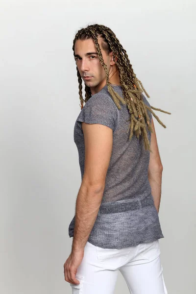 Atractiva Modelo Rubia Masculina Con Combinación Trenzas Rastas Posando Estudio — Foto de Stock