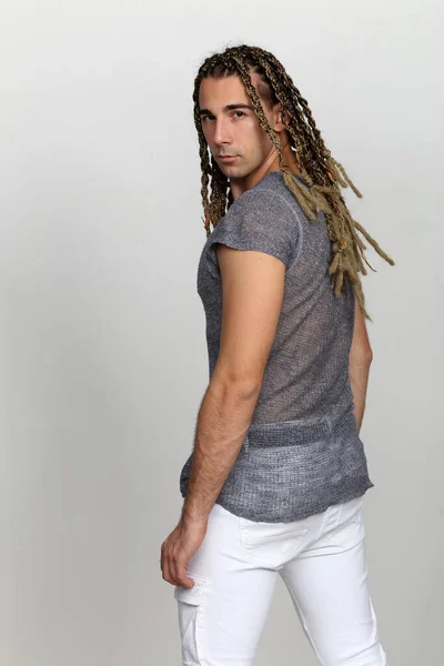 Modelo Masculino Loiro Atraente Com Combinação Tranças Dreadlocks Posando Estúdio — Fotografia de Stock