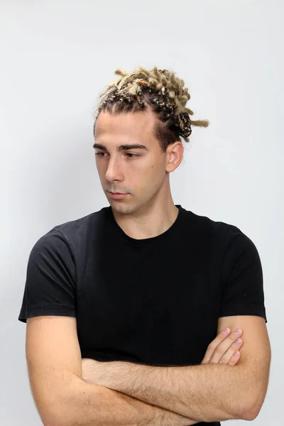 Atractiva Modelo Rubia Masculina Con Combinación Trenzas Rastas Posando Estudio — Foto de Stock