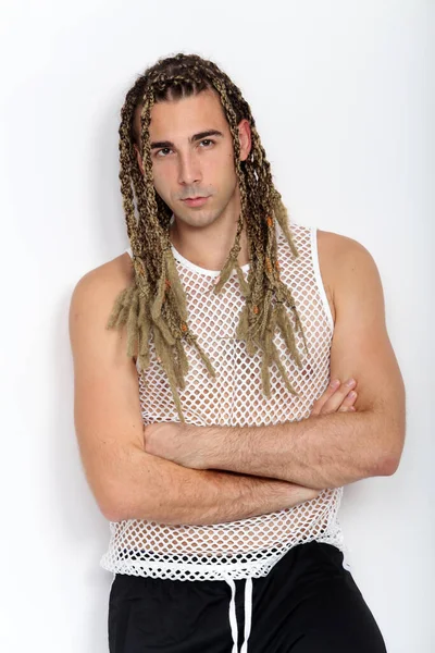 Modelo Masculino Loiro Atraente Com Combinação Tranças Dreadlocks Posando Estúdio — Fotografia de Stock