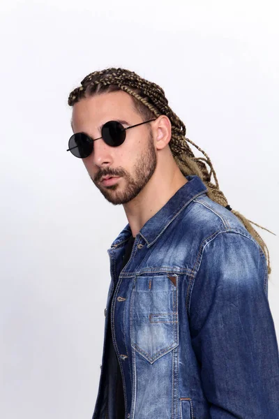 Atractiva Modelo Rubia Masculina Con Combinación Trenzas Rastas Posando Estudio — Foto de Stock