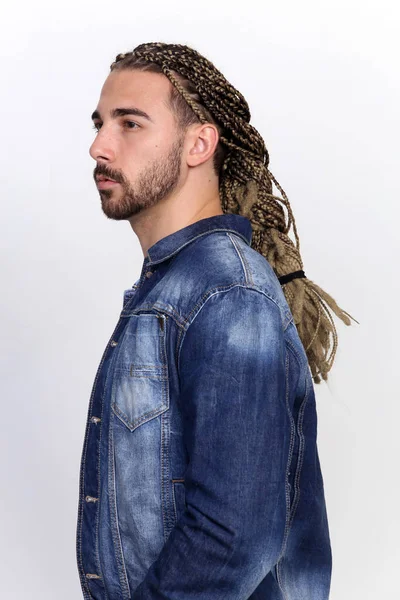 Atractiva Modelo Rubia Masculina Con Combinación Trenzas Rastas Posando Estudio — Foto de Stock