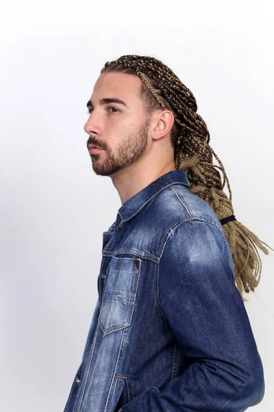 Modelo Masculino Loiro Atraente Com Combinação Tranças Dreadlocks Posando Estúdio — Fotografia de Stock