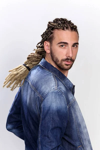 Modelo Masculino Loiro Atraente Com Combinação Tranças Dreadlocks Posando Estúdio — Fotografia de Stock