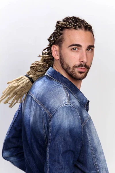 Modelo Masculino Loiro Atraente Com Combinação Tranças Dreadlocks Posando Estúdio — Fotografia de Stock