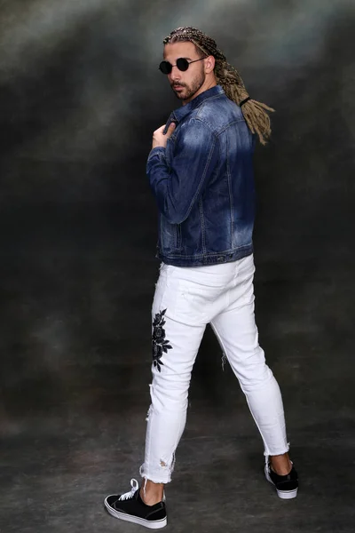 Atractiva Modelo Rubia Masculina Con Combinación Trenzas Rastas Posando Estudio — Foto de Stock