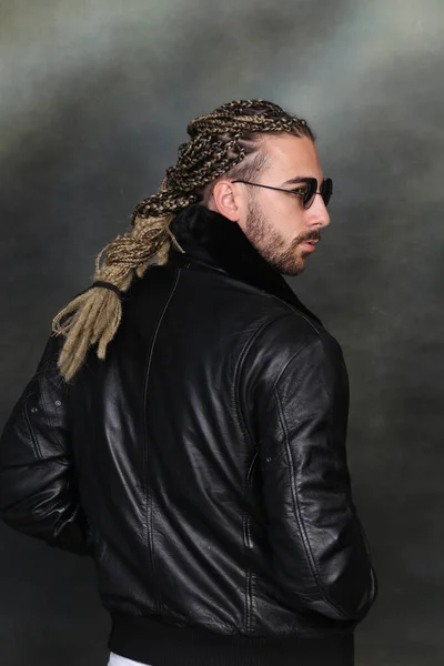 Atractiva Modelo Rubia Masculina Con Combinación Trenzas Rastas Posando Estudio — Foto de Stock