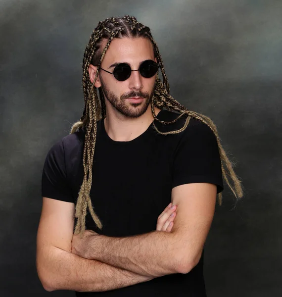 Attraente Bionda Modello Maschile Con Combinazione Trecce Dreadlocks Posa Studio — Foto Stock