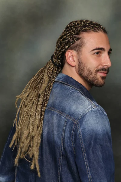 Attraktiv Blond Manlig Modell Med Kombination Flätor Och Dreadlocks Poserar — Stockfoto