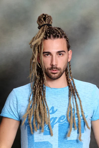 Modelo Masculino Loiro Atraente Com Combinação Tranças Dreadlocks Posando Estúdio — Fotografia de Stock