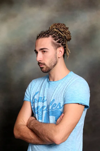 Modelo Masculino Loiro Atraente Com Combinação Tranças Dreadlocks Posando Estúdio — Fotografia de Stock