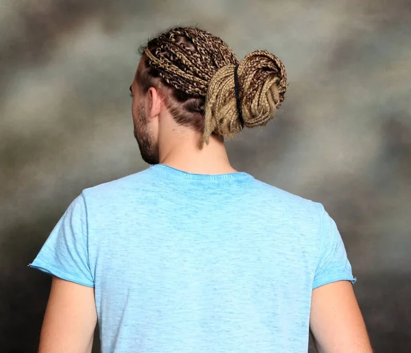 Attraktiv Blond Manlig Modell Med Kombination Flätor Och Dreadlocks Poserar — Stockfoto