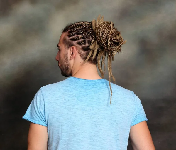 Model Pria Pirang Yang Menarik Dengan Kombinasi Kepang Dan Rambut — Stok Foto