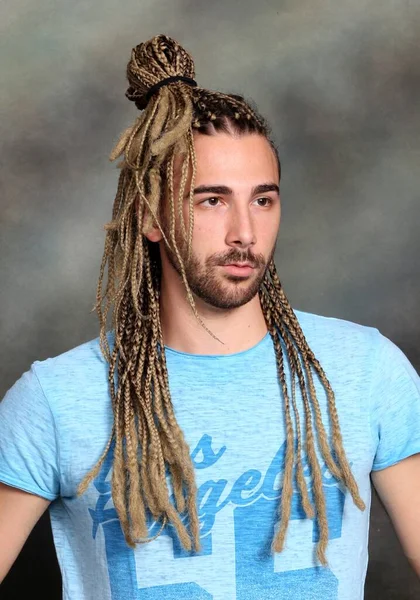 Attraktiv Blond Manlig Modell Med Kombination Flätor Och Dreadlocks Poserar — Stockfoto