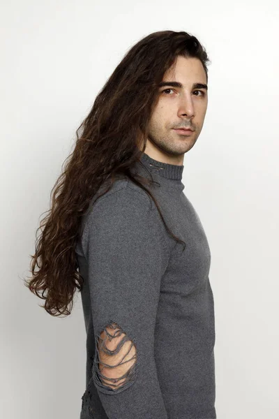 Pemuda Yang Menarik Dengan Rambut Keriting Yang Sangat Panjang Berpose — Stok Foto