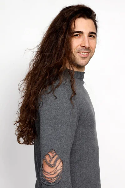 Jeune Homme Attrayant Avec Très Longs Cheveux Bouclés Pose Studio — Photo