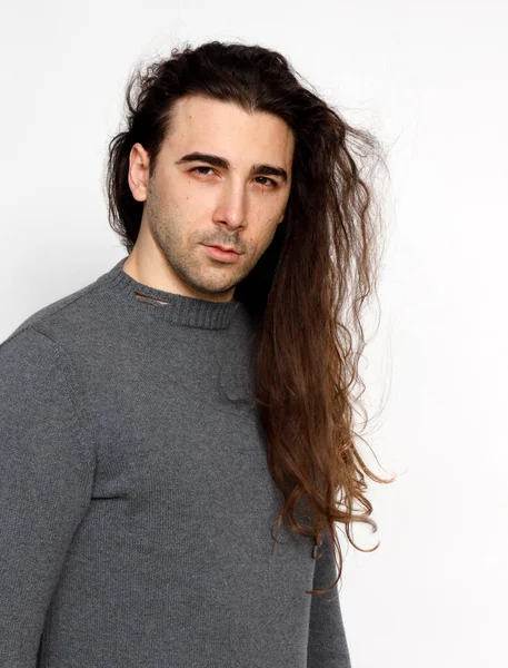 Jeune Homme Attrayant Avec Très Longs Cheveux Bouclés Pose Studio — Photo