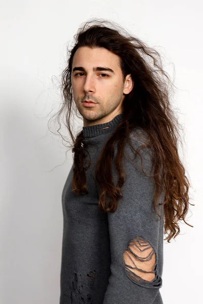 Attraktiver Junger Mann Mit Sehr Langen Lockigen Haaren Posiert Studio — Stockfoto