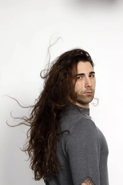 Uzun Kıvırcık Saçlı Çekici Genç Adam Stüdyoda Poz Veriyor Tarz — Stok fotoğraf