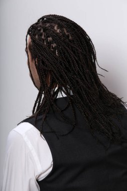 İzole edilmiş arka planda afro örgülü şık erkek model. Tarz, trendler, moda konsepti.