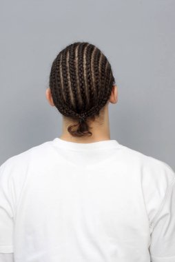 Örgü örgülü çekici genç çocuk, izole edilmiş arka planda stüdyoda poz veriyor. Tarz, trendler, moda konsepti.