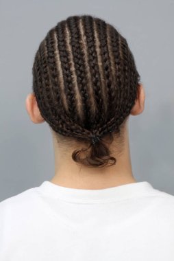 Örgü örgülü çekici genç çocuk, izole edilmiş arka planda stüdyoda poz veriyor. Tarz, trendler, moda konsepti.