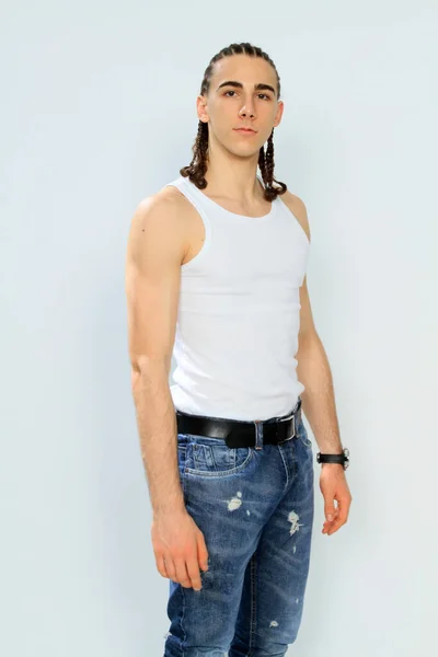 Attraktives Männliches Model Mit Zöpfen Posiert Studio Auf Isoliertem Hintergrund — Stockfoto
