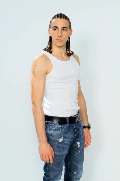 Attraktives Männliches Model Mit Zöpfen Posiert Studio Auf Isoliertem Hintergrund — Stockfoto