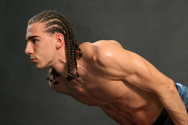 Modelo Masculino Atraente Com Tranças Está Posando Estúdio Fundo Isolado — Fotografia de Stock