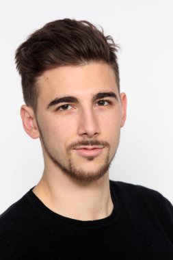 Çekici erkek model, kısa saçlı, izole edilmiş arka planda poz veriyor. Tarz, trendler, moda konsepti.