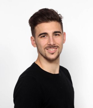 Çekici erkek model, kısa saçlı, izole edilmiş arka planda poz veriyor. Tarz, trendler, moda konsepti.