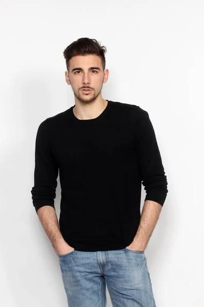 Çekici erkek model, kısa saçlı, izole edilmiş arka planda poz veriyor. Tarz, trendler, moda konsepti.