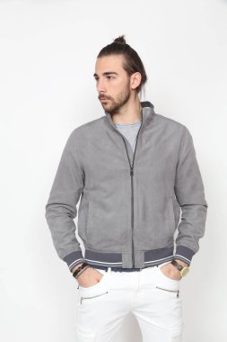 Uzun saçlı ve sakallı çekici erkek model izole bir arka planda stüdyoda poz veriyor. Tarz, trendler, moda konsepti.