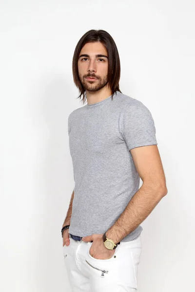 Modelo Masculino Atractivo Con Pelo Largo Barba Posando Estudio Sobre — Foto de Stock