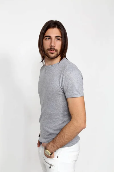 Modelo Masculino Atractivo Con Pelo Largo Barba Posando Estudio Sobre — Foto de Stock