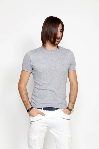 Modelo Masculino Atractivo Con Pelo Largo Barba Posando Estudio Sobre — Foto de Stock