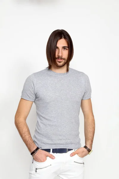 Modelo Masculino Atractivo Con Pelo Largo Barba Posando Estudio Sobre —  Fotos de Stock