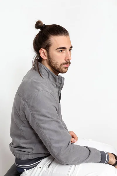 Modelo Masculino Atractivo Con Pelo Largo Barba Posando Estudio Sobre — Foto de Stock