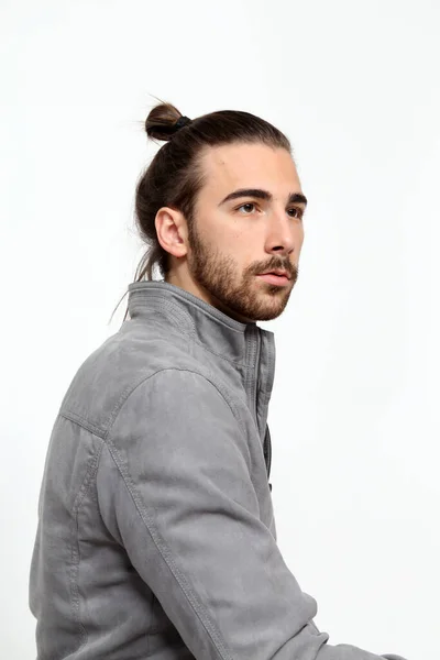 Aantrekkelijk Mannelijk Model Met Lang Haar Baard Poserend Studio Geïsoleerde — Stockfoto