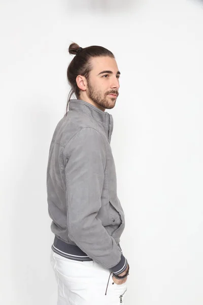 Atrakcyjny Model Męski Długimi Włosami Brodą Pozujący Studio Odosobnionym Tle — Zdjęcie stockowe