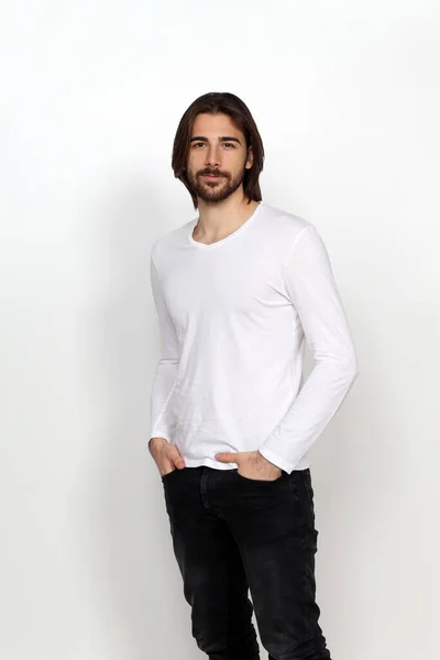 Modelo Masculino Atractivo Con Pelo Largo Barba Posando Estudio Sobre — Foto de Stock