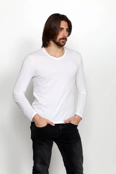 Modelo Masculino Atraente Com Cabelos Longos Barba Posando Estúdio Fundo — Fotografia de Stock