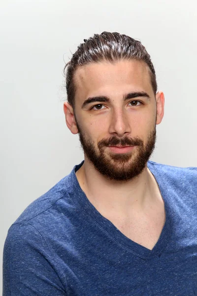 Modelo Masculino Atraente Com Cabelos Longos Barba Posando Estúdio Fundo — Fotografia de Stock