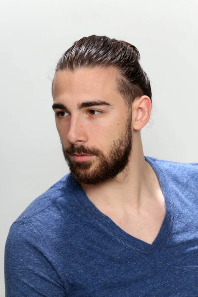 Modelo Masculino Atraente Com Cabelos Longos Barba Posando Estúdio Fundo — Fotografia de Stock