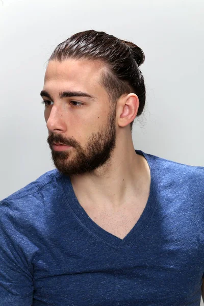 Attraktives Männliches Model Mit Langen Haaren Und Bart Posiert Studio — Stockfoto